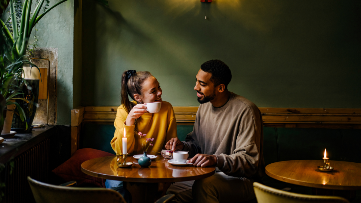 Mujer y hombre en un café teniendo una cita.