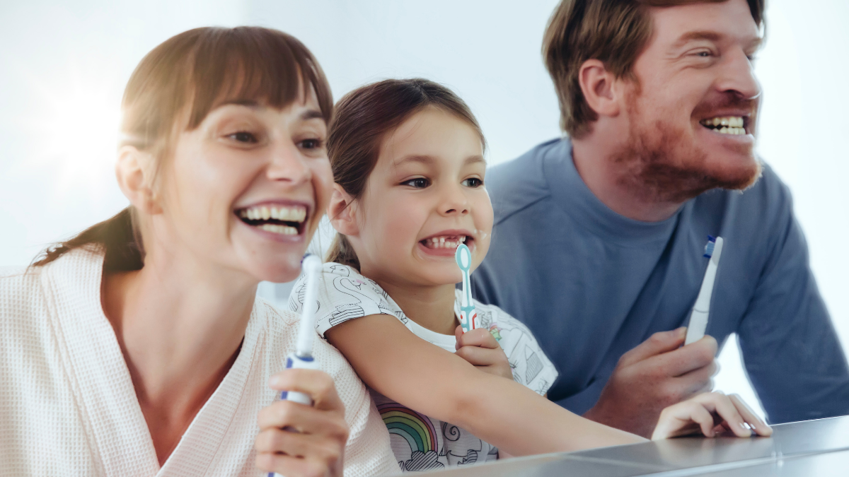 Familia cepillando sus dientes.