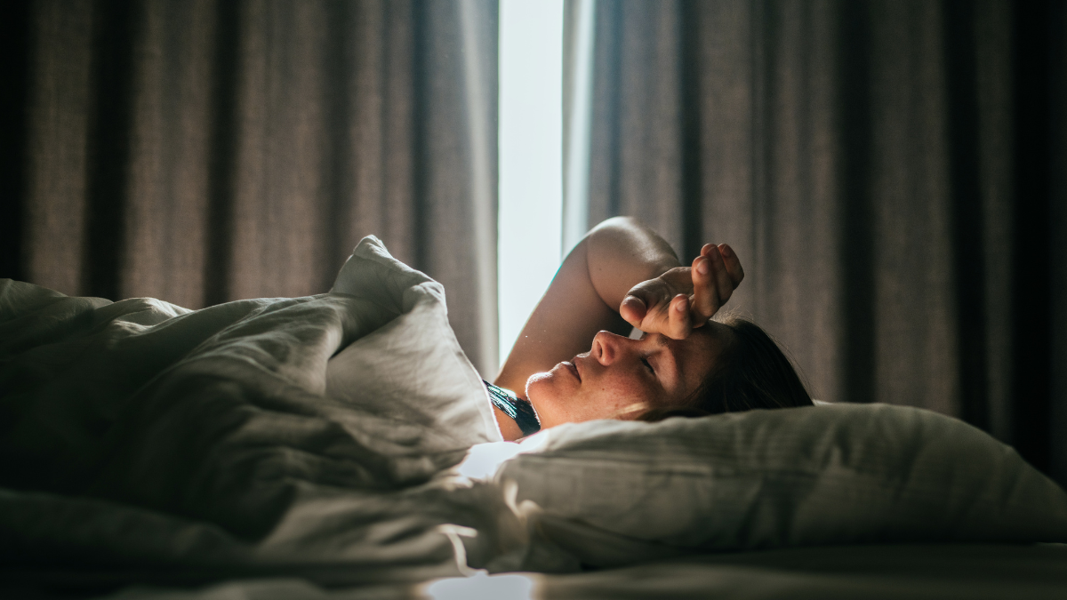 Mujer despertando y mostrando confusión (Foto vía Getty Images).