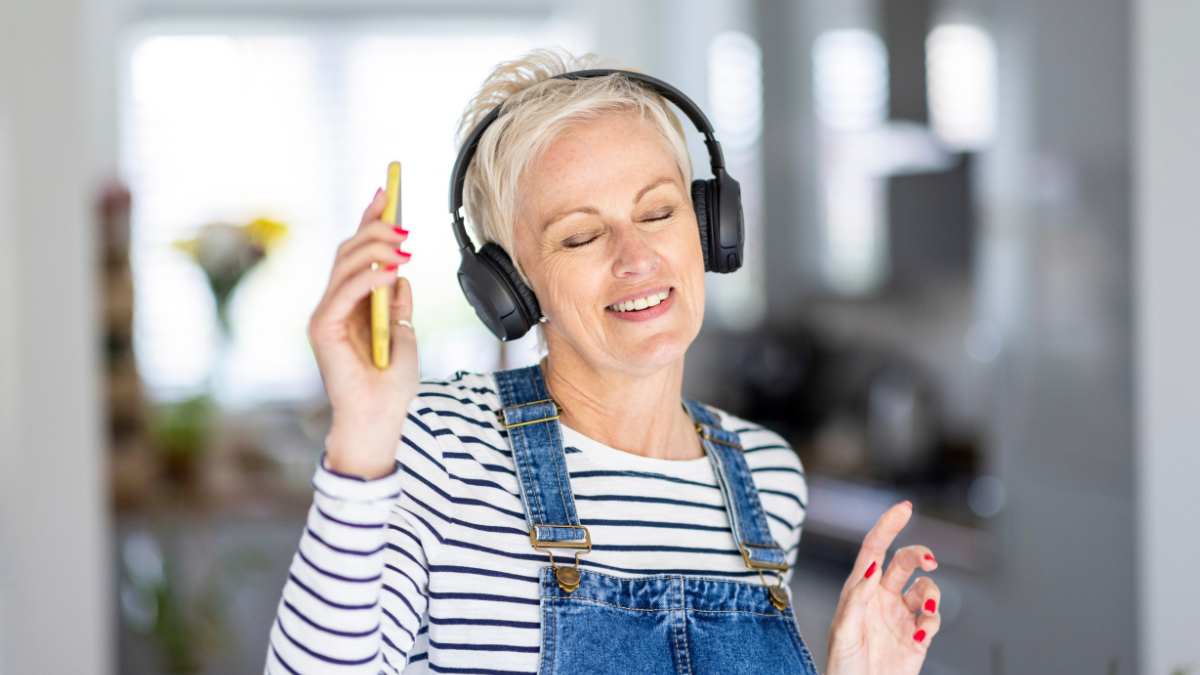 Mujer escuchando música con audífonos.